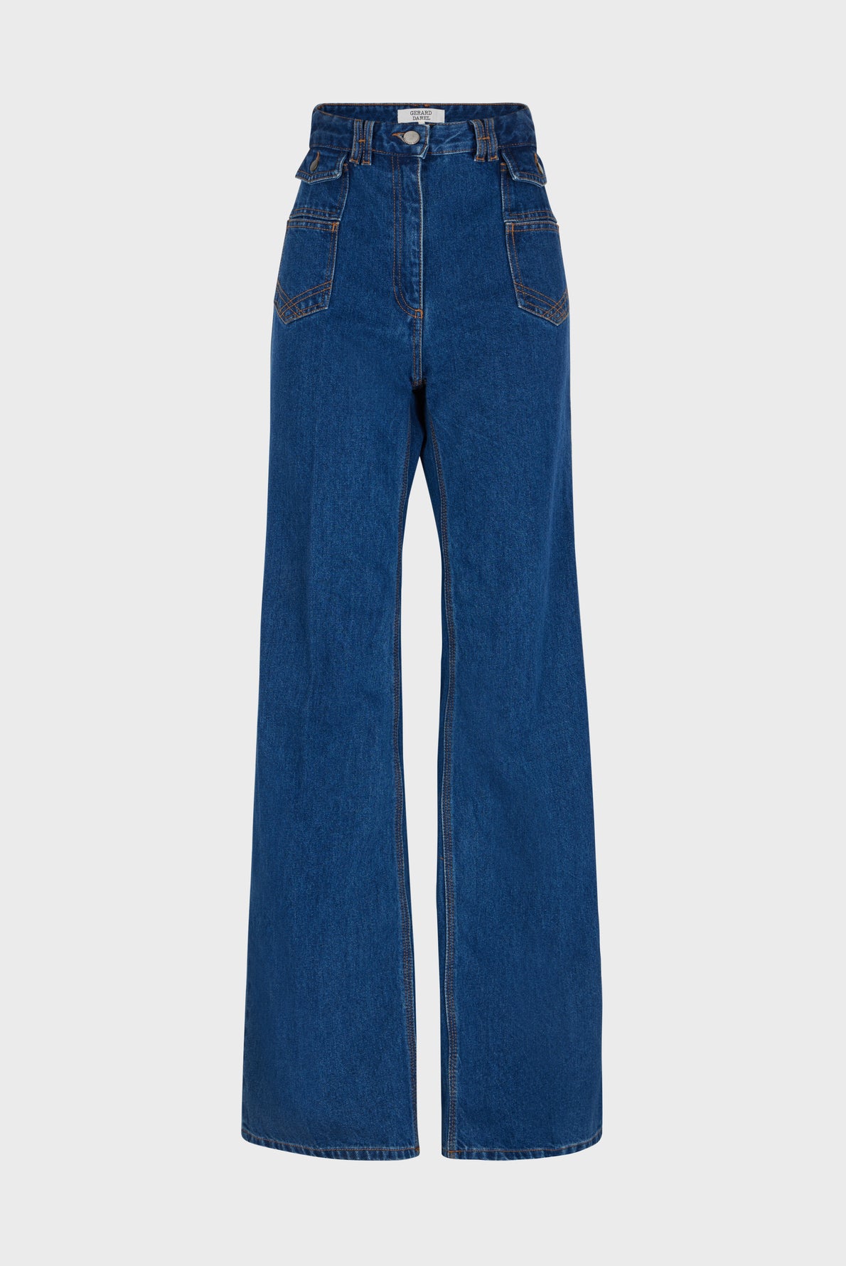 High-waisted, wide-leg blue jeans with front pockets and brown stitching, these jean taille haute bring a touch of jean rétro style, displayed on a plain white background.