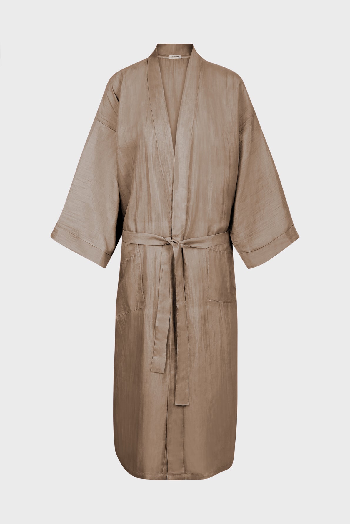 Light brown, knee-length kimono en soie with wide sleeves, a collar, and a matching ceinture amovible tied at the waist. The robe is displayed on a plain, light background.
