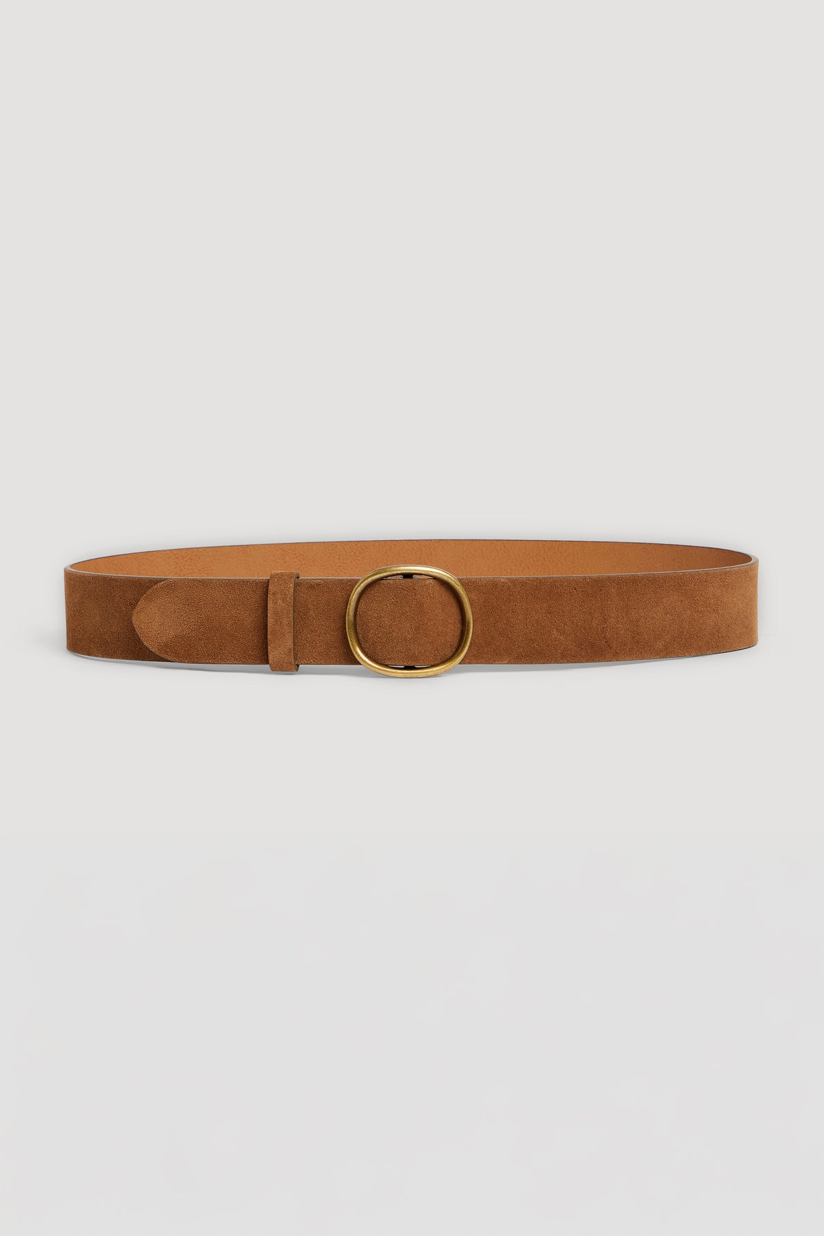 Brown suede belt with a round gold buckle, displayed flat on a plain white background. This ceinture minimaliste features soft cuir velours and a chic boucle coulissante for effortless elegance.