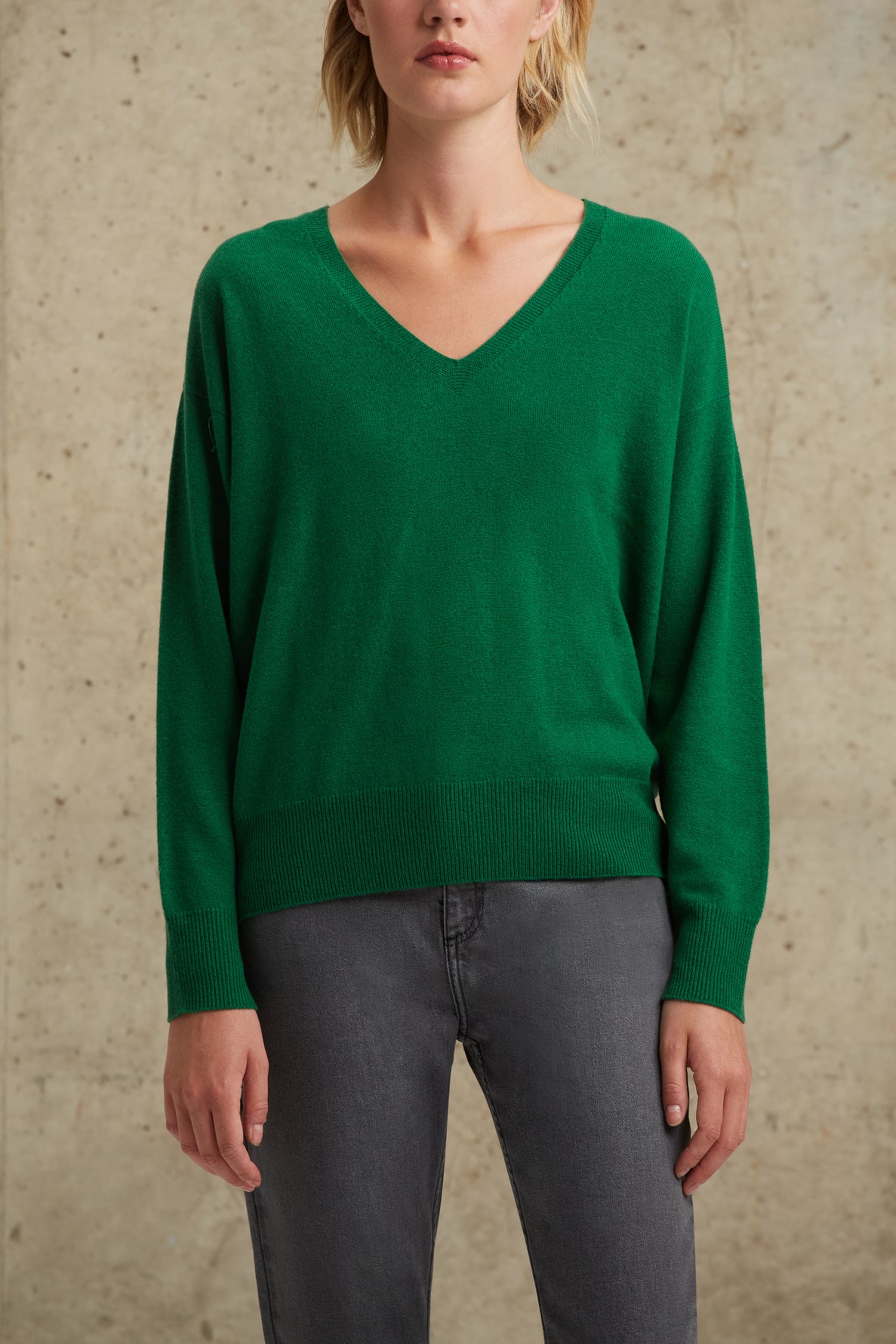 Pull V uni en laine douce - LÉONIE