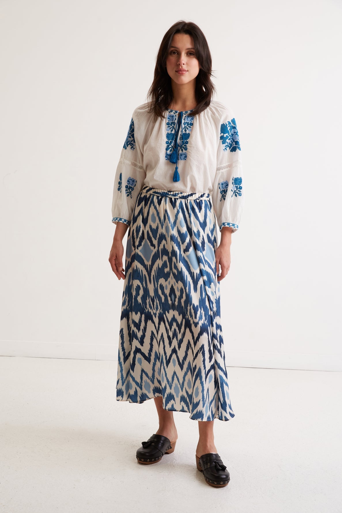 Jupe longue satinée motif Ikat - BLANCHE