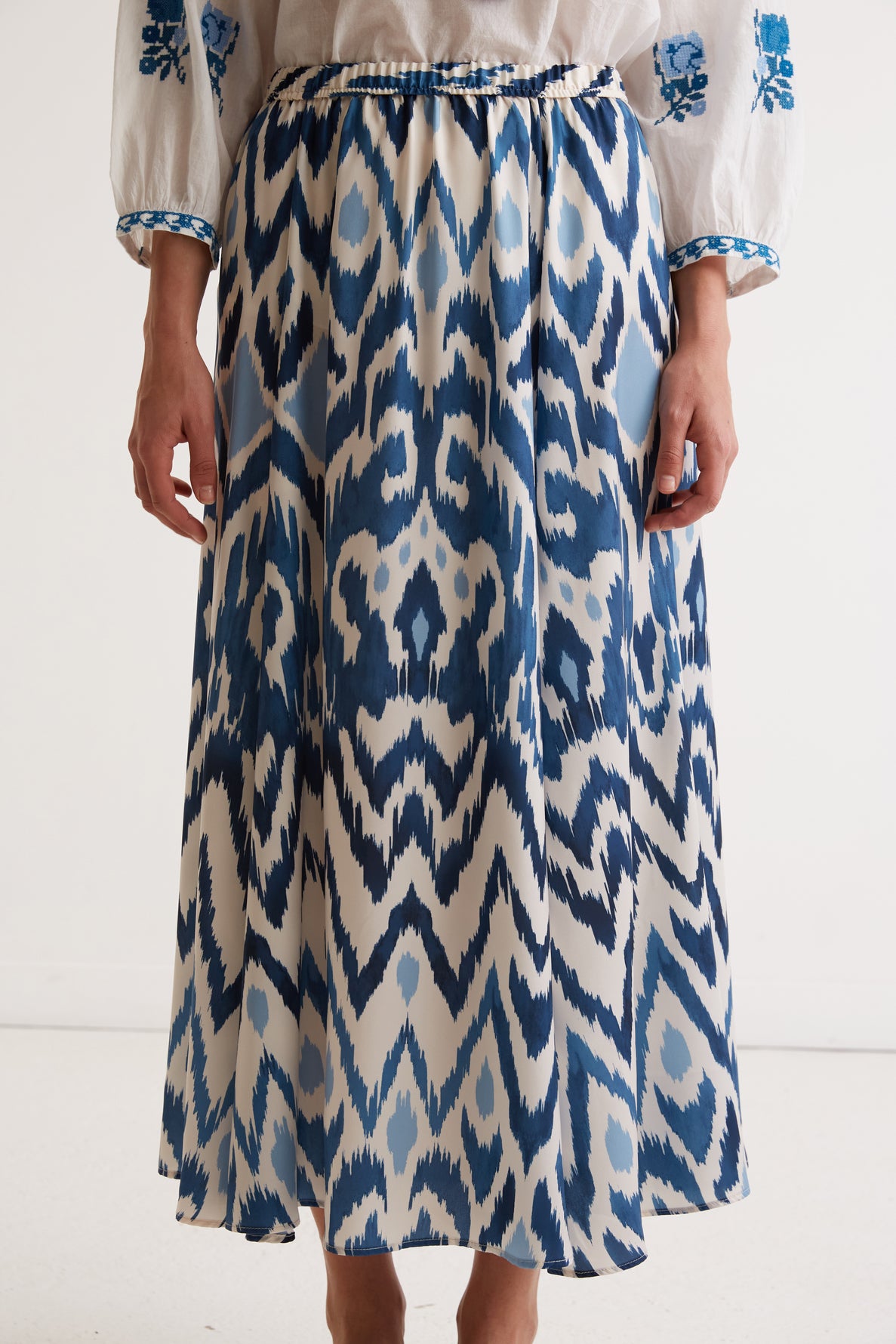 Jupe longue satinée motif Ikat - BLANCHE