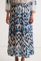 Jupe longue satinée motif Ikat - BLANCHE