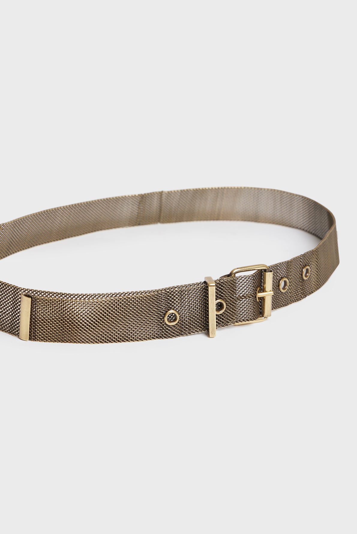 A ceinture en métal for women, this gold mesh belt with a rectangular gold buckle and metal eyelets is elegantly displayed in a circular shape on a plain white background. The ceinture réglable design ensures both style and comfort for any occasion.