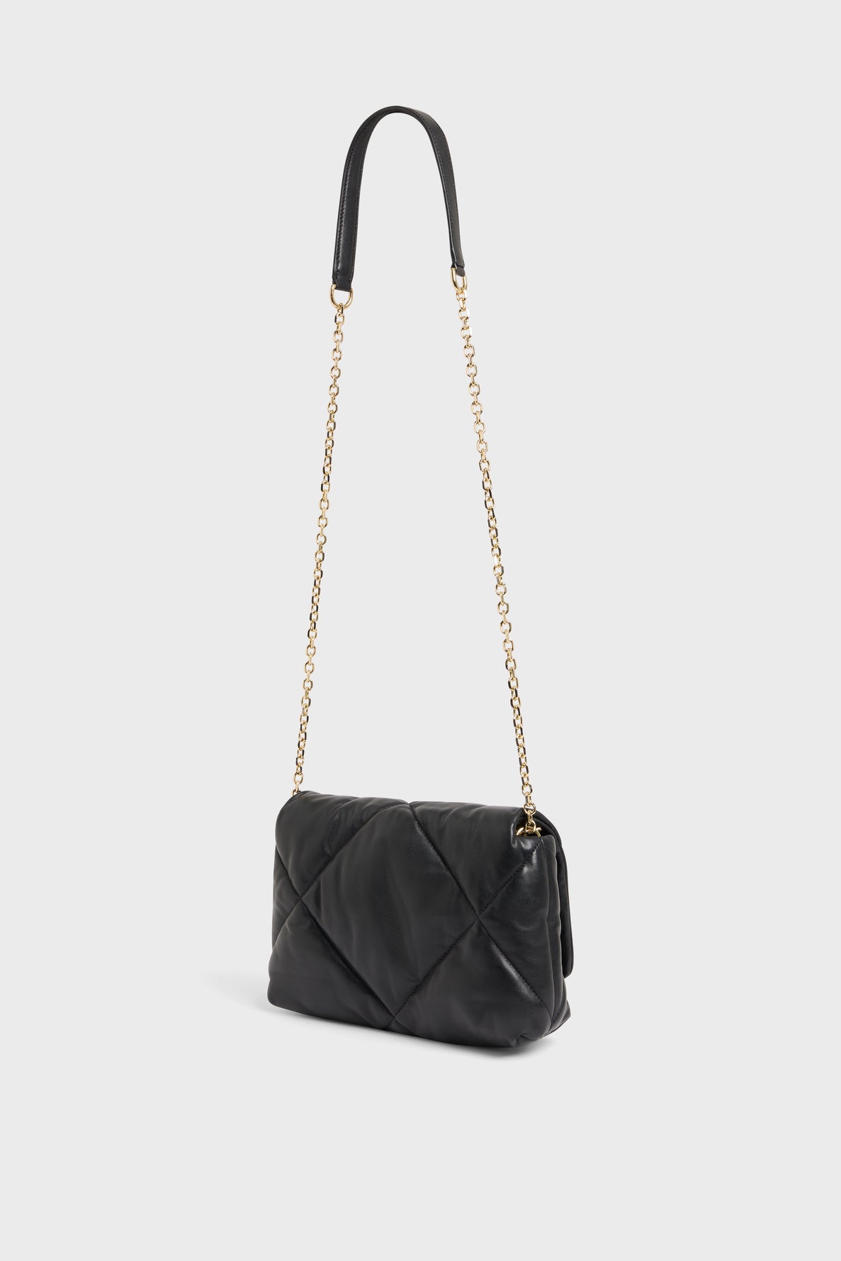 Black quilted leather shoulder bag crafted from luxurious sac cuir d’agneau, featuring a gold chain strap and black leather shoulder pad, displayed against a plain white background—a timeless sac bandoulière femme from Gerard Darel.