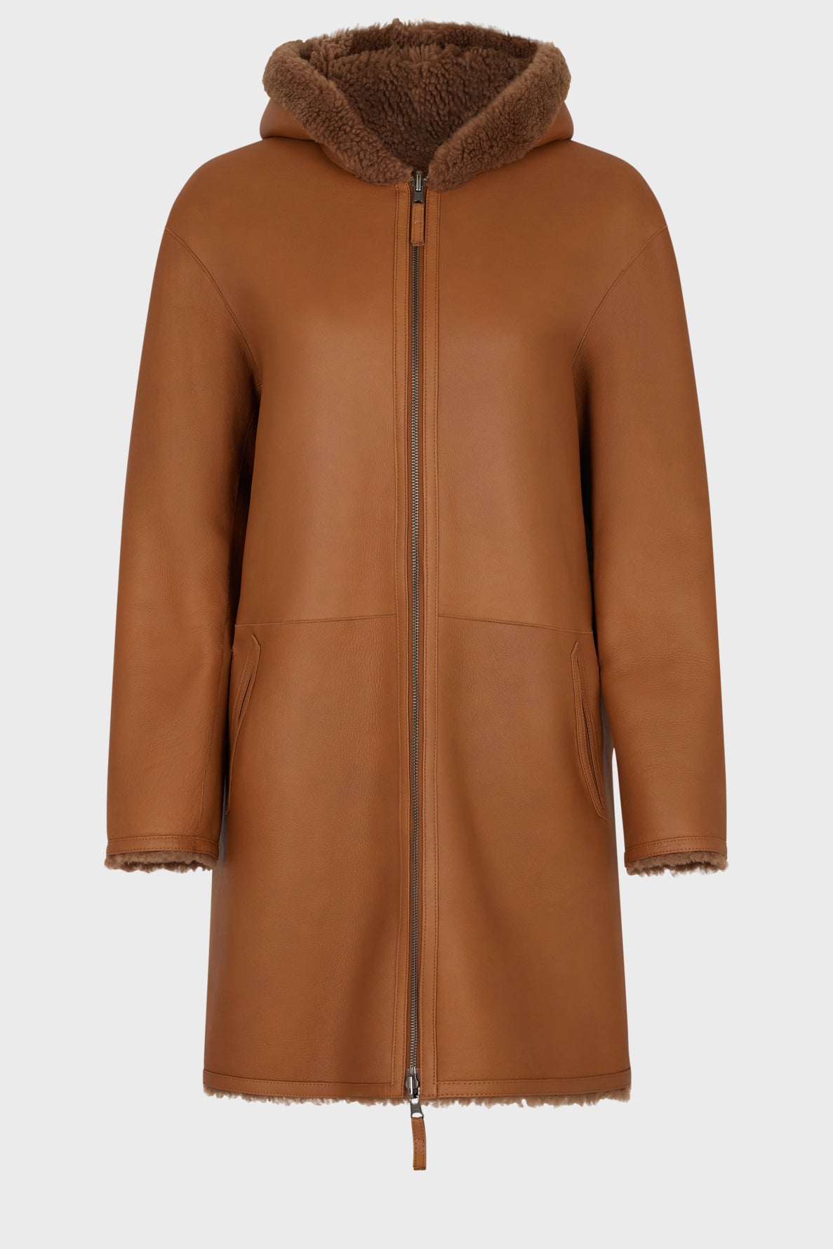 Brown hooded manteau zippé with front zipper and two side pockets, made of luxe peau de mouton leather with plush shearling lining visible at the edges, displayed on a plain light background.