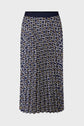 A navy blue jupe plissée with an abstract motifs géométriques pattern in white and light brown, shown against a plain light background. This elegant skirt features a flattering longueur midi silhouette, perfect for versatile styling.