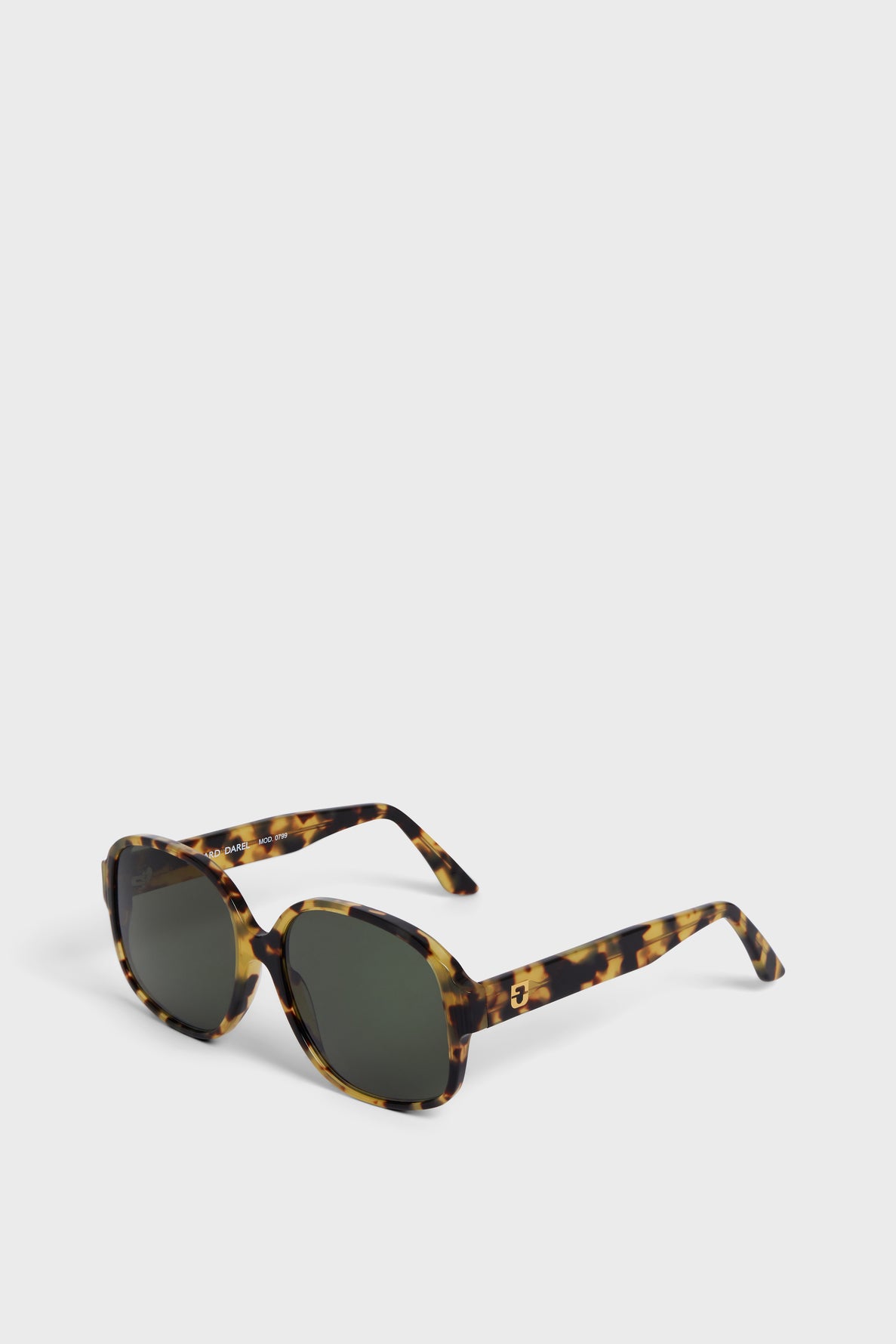 Tortoiseshell sunglasses (monture écaille) with rounded square frames and dark lenses offer stylish protection UV, displayed on a white background.
