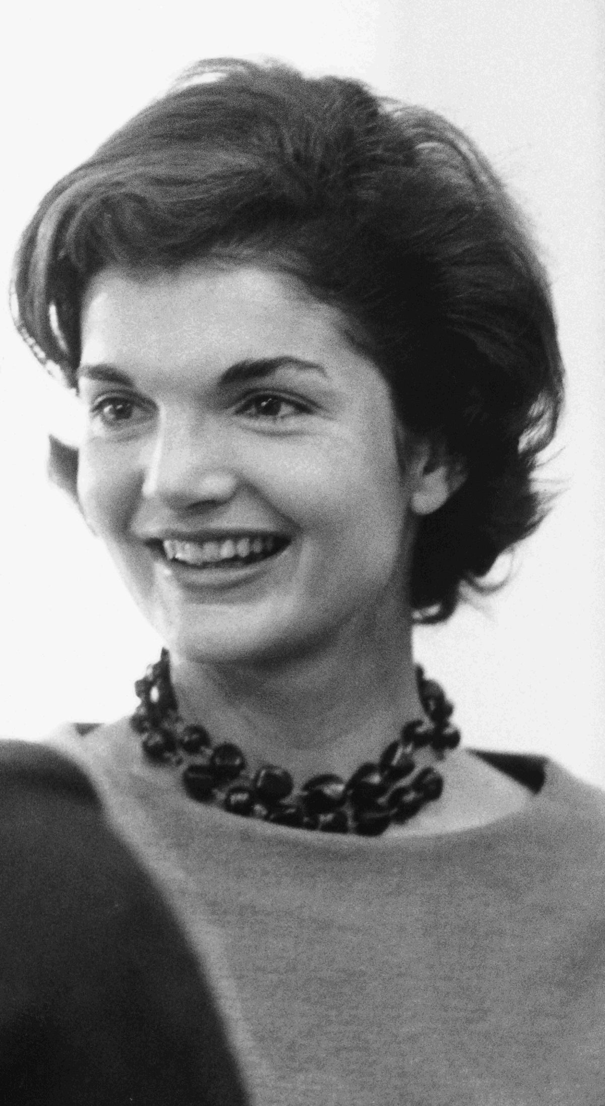 Gerard Darel Jackie et son collier à perles noires